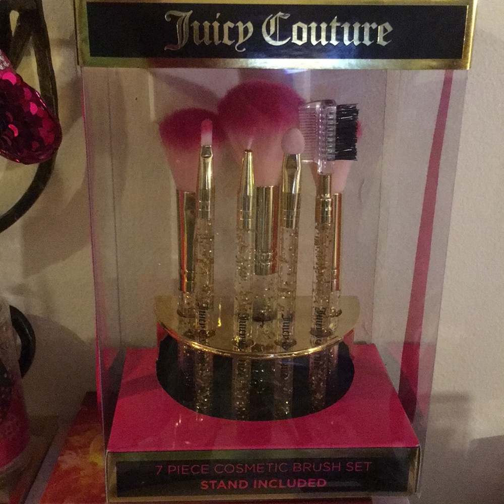 I’m selling set of brushes of Juicy Couture
